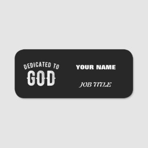 DEDIKERAD TILL GOD ANPASSADE COOLA VITTEXT NAMNBRICKA