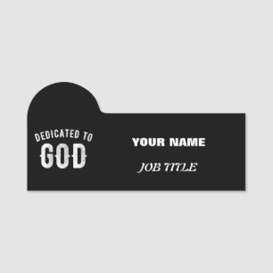 DEDIKERAD TILL GOD ANPASSADE COOLA VITTEXT NAMNBRICKA