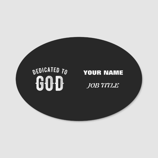 DEDIKERAD TILL GOD ANPASSADE COOLA VITTEXT NAMNBRICKA (Framsida)