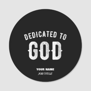 DEDIKERAD TILL GOD ANPASSADE COOLA VITTEXT NAMNBRICKA