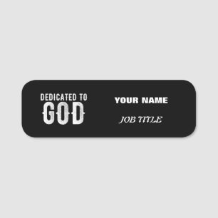 DEDIKERAD TILL GOD COOLA ANPASSADE VITTEXT NAMNBRICKA