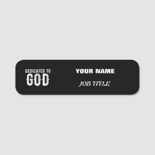 DEDIKERAD TILL GOD COOLA ANPASSADE VITTEXT NAMNBRICKA