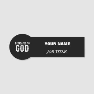 DEDIKERAD TILL GOD COOLA ANPASSADE VITTEXT NAMNBRICKA