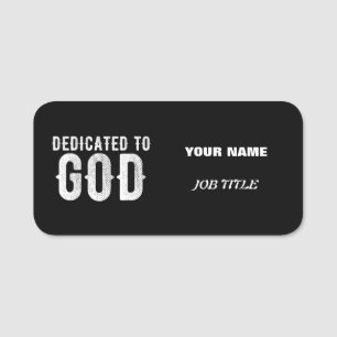 DEDIKERAD TILL GOD COOLA ANPASSADE VITTEXT NAMNBRICKA