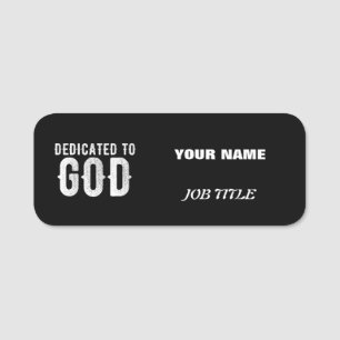 DEDIKERAD TILL GOD COOLA ANPASSADE VITTEXT NAMNBRICKA