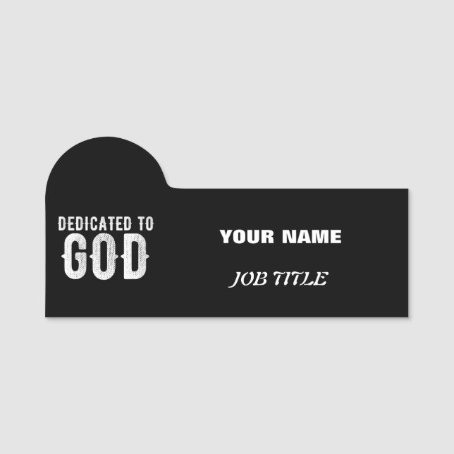 DEDIKERAD TILL GOD COOLA ANPASSADE VITTEXT NAMNBRICKA (Framsida)