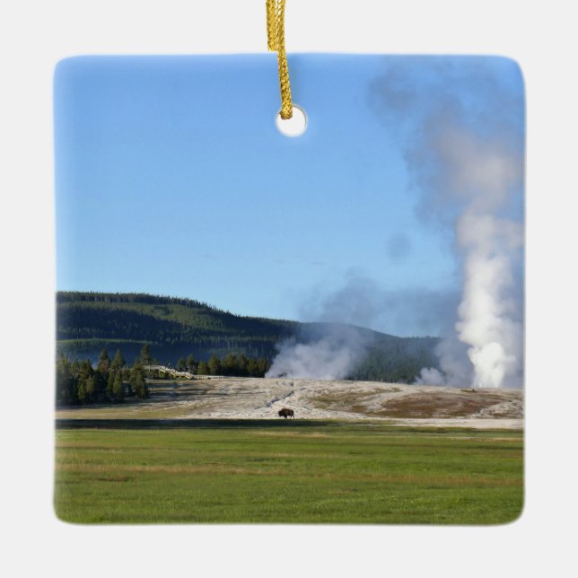 Deep Blue Geyser och bisonoxe vid Yellowstone Julgransprydnad Keramik (Framsida)