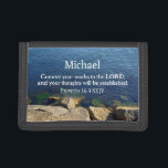 Deep Blue Ocean Photo Christian Bible Verse Namn<br><div class="desc">Den här plånboken har ett vackert,  blått foto av Atlanten tillsammans med en kraftfull bibelvers från bok i Proverbs. Lägg till någons namn för att göra det till en personlig och inspirerande gåva.</div>