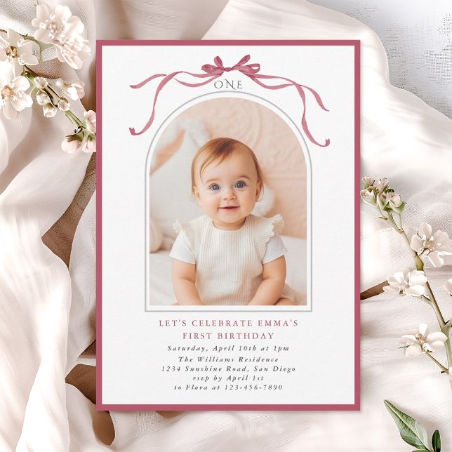 Deep Blush Pink Bow Girl 1st Birthday Arch Photo Inbjudningar (Skapare uppladdad)