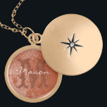 Deep Coral Vintage Damask Monogram Necklace Berlockhalsband<br><div class="desc">Älskling Locket Necklace åt henne på Alla hjärtans dag eller på årsdagen. Monogram och Namn av din älskling.</div>