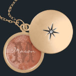 Deep Coral Vintage Damask Monogram Necklace Berlockhalsband<br><div class="desc">Älskling Locket Necklace åt henne på Alla hjärtans dag eller på årsdagen. Monogram och Namn av din älskling.</div>