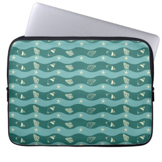 Deep Green Ocean Waves & Seashells Seamless Patter Laptop Fodral