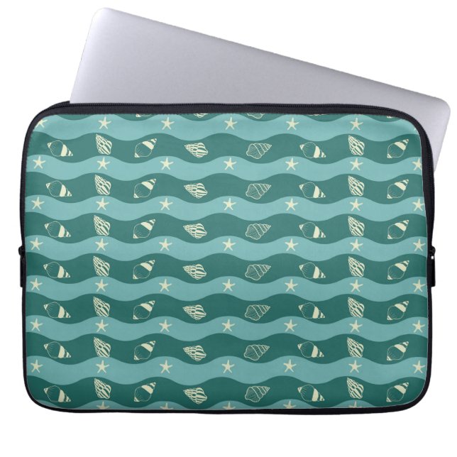 Deep Green Ocean Waves & Seashells Seamless Patter Laptop Fodral (Framsidan)