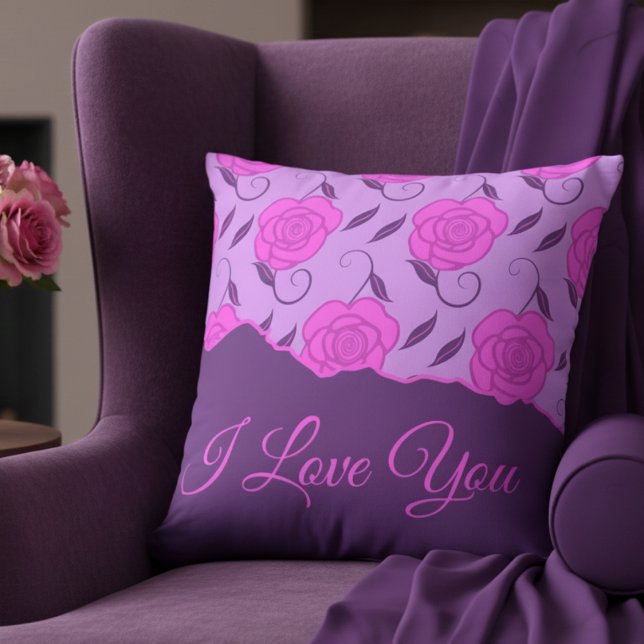 Deep Pink Roses On Purple Love You Kudde (Pink roses on purple. Elegant and personal. Great for mom, partner or anyone you love.)