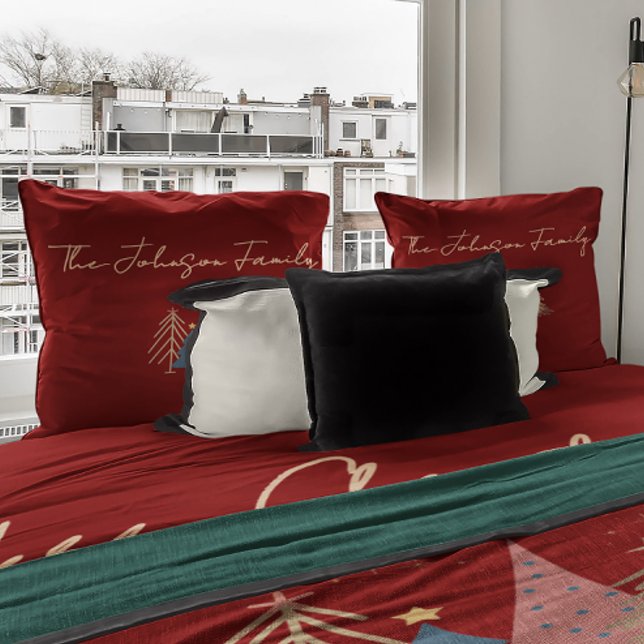 Deep Red & Gold Family Name Merry Christmas  Prydnadskudde (Skapare uppladdad)