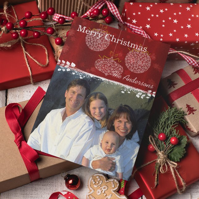 Deep Red & White Ornaments-familjens julfoto Helg Vykort (Skapare uppladdad)