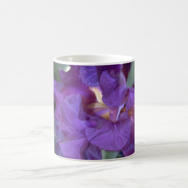 Deep Reddisdisk-Lila Iris Closeup mugg (Center)