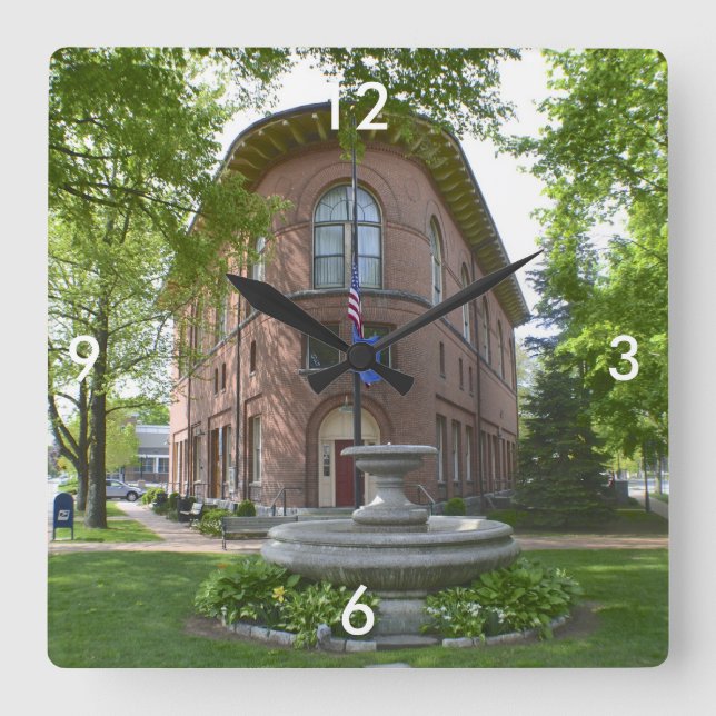 Deep River Hall Wall Clock Fyrkantig Klocka (Framsida)