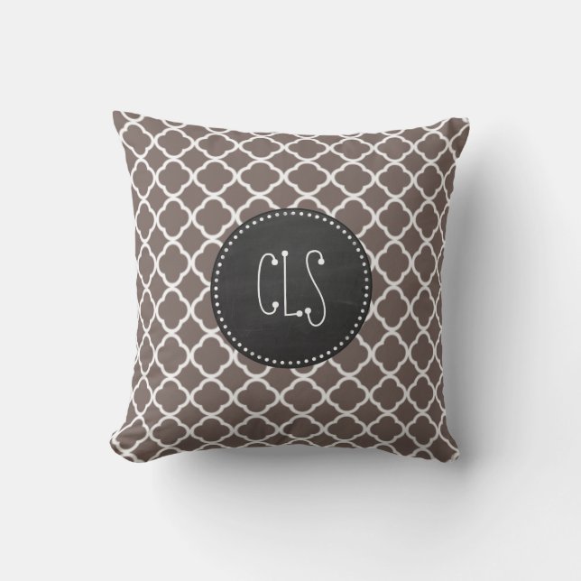 Deep Taupe Quatrefoil; Vintage Chalkboard-utseende Kudde (Framsida)