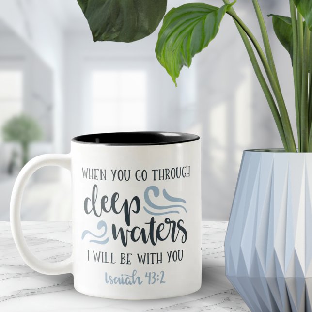 Deep Vatten | Uppmuntra Bible Verse Gift Två-Tonad Mugg (Deep Waters | Encouraging Bible Verse Gift Two-Tone Coffee Mug)