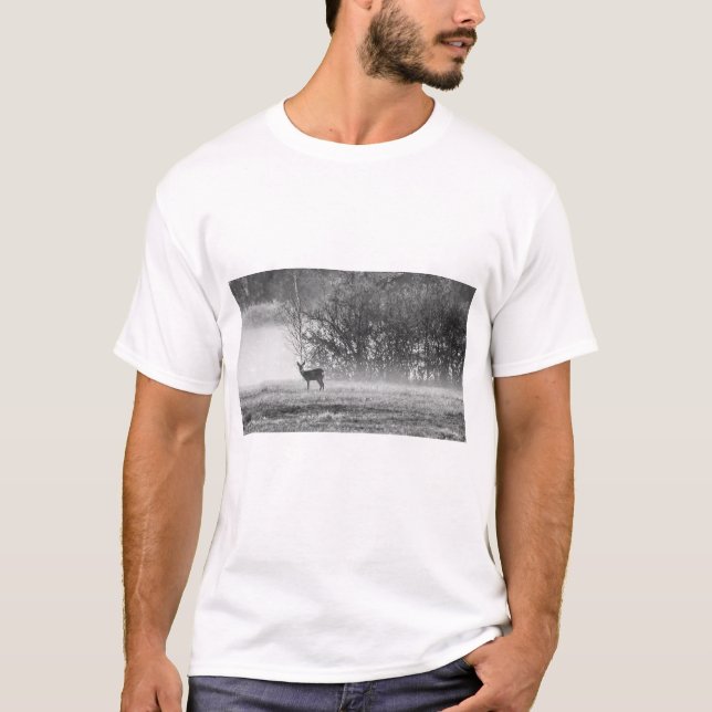 Deer in an autumn morning t shirt (Framsida)