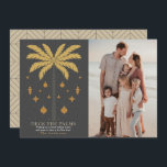 Dekka julfoto i Handflatan Handflatan Träd Grått Julkort<br><div class="desc">Denna minimalistiska chic "Deck the Handflatan"-jullkort för helgdag har ett handflatan träd i faux guld med julprydnader på mörkens helgdag-bakgrund. Baksidan har en grått-bakgrund i mörken med geometriskt mönster. Anpassa den efter dina behov. Du hittar matchande produkter i min butik.</div>