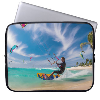 Dekning med vinden: En karibisk drakmer som surfar Laptop Fodral