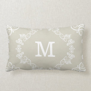 Dekorativ beställnings- Monogram för beige vit Lumbarkudde