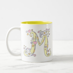 Dekorativ för hjärtablommor för Monogram M mugg