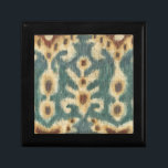 Dekorativ Ikat Fabric-design av Chariklia Zarris Minnesask<br><div class="desc">En abstrakt mönster tillverkad av Chariklia Zarris,  har ett mönster som kallas ikat. Denna speciella vävningsform utnyttjar förmågan att motstå färgning,  vilket behållor färgen att tränga in i hela vävnaden. Det skapar intressant mönster på en väv som ser fantastisk på väggen!</div>