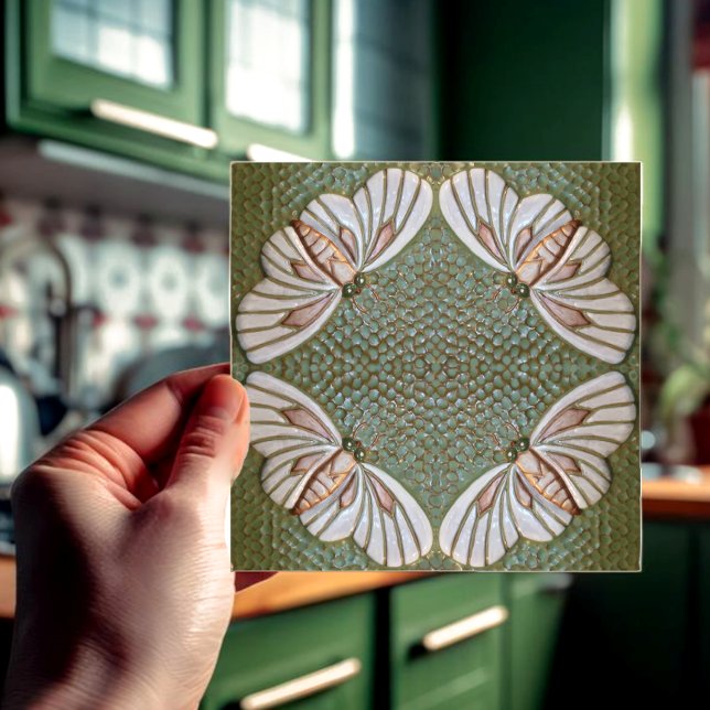 Dekorativ keramisk plattor kakelplatta (Green and white moth tile. Four moths form a wreath design on this unusual original ceramic tile.)
