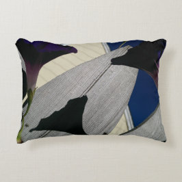 Dekorativ kudde med purpurfärgad blom- design ",