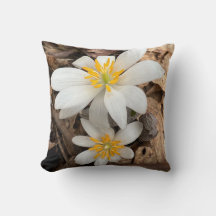 Dekorativ kudde med vit vildblomma