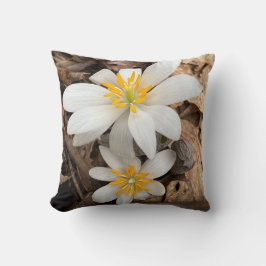Dekorativ kudde med vit vildblomma