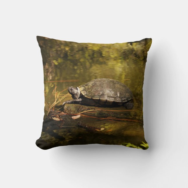 Dekorativ kudde - Turtle on Log in Pond (Framsida)