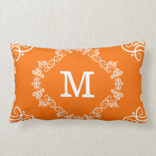 Dekorativ orange vitanpassningsbarMonogram Lumbarkudde