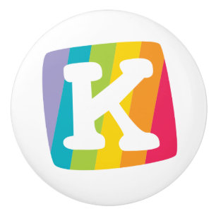Dekorativ regnbågsknapp av brev K med monogrammet Knopp