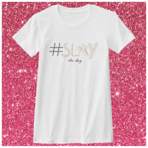 Dekorativ vit och begig SLAY Dagen T-Shirt