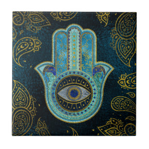 Dekorativa Hamsa räcker med paisley bakgrund Kakelplatta