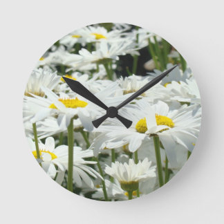 Dekorativa klockor sommar vita tusenskönor blommor
