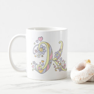 Dekorativa Monogram K-hjärtan och blommor mugg