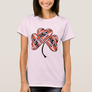 Dekoratives Kleeblatt aus Herzen T Shirt
