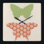Dekorativt fjärilsmusslande Mönster på Cream-bakgr Fyrkantig Klocka<br><div class="desc">Med krämbakgrunden från juni i år gör Erica Vess biet det möjligt för färger i fjärilspinnet mönster att lämna avtrycket. Om man har modern konst i kärlek,  eller bara kärlek fjärilar,  så är det här biet för er!</div>