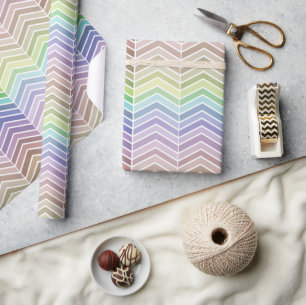 Dekorativt regnbåge och texturerad Chevron Mönster Presentpapper