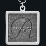 Dekormonogram Bröllop Årsdag för årsjubileum Silverpläterat Halsband<br><div class="desc">Bröllop Keepsaki Bröllopsfest Necklaces - om du vill ändra bakgrund färg - klicka på anpassa - klicka på redigera - välj sista verktyg i rullgardinsmenyn och välj från ett av de färger som visas eller ange din rgb-hex-kod för personligt bröllp färg- om du vill ändra teckensnittstecknet färg markerar du den...</div>