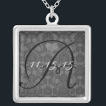 Dekormonogram Bröllop Årsdag för årsjubileum Silverpläterat Halsband<br><div class="desc">Bröllop Keepsaki Bröllopsfest Necklaces - om du vill ändra bakgrund färg - klicka på anpassa - klicka på redigera - välj sista verktyg i rullgardinsmenyn och välj från ett av de färger som visas eller ange din rgb-hex-kod för personligt bröllp färg- om du vill ändra teckensnittstecknet färg markerar du den...</div>