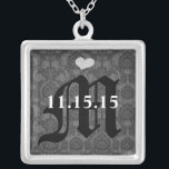 Dekormonogram Bröllop Årsdag för årsjubileum Silverpläterat Halsband<br><div class="desc">Bröllop Keepsaki Bröllopsfest Necklaces - om du vill ändra bakgrund färg - klicka på anpassa - klicka på redigera - välj sista verktyg i rullgardinsmenyn och välj från ett av de färger som visas eller ange din rgb-hex-kod för personligt bröllp färg- om du vill ändra teckensnittstecknet färg markerar du den...</div>