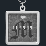 Dekormonogram Bröllop Årsdag för årsjubileum Silverpläterat Halsband<br><div class="desc">Bröllop Keepsaki Bröllopsfest Necklaces - om du vill ändra bakgrund färg - klicka på anpassa - klicka på redigera - välj sista verktyg i rullgardinsmenyn och välj från ett av de färger som visas eller ange din rgb-hex-kod för personligt bröllp färg- om du vill ändra teckensnittstecknet färg markerar du den...</div>