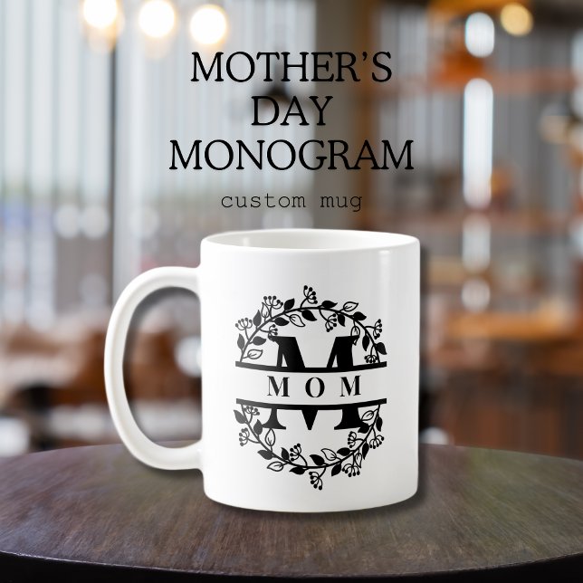 Dela upp Blommigt i elegant Monogram med text: MAM Kaffemugg (Floral split monogram Mother's day custom mug, name or text. bilingual. multilingual project)
