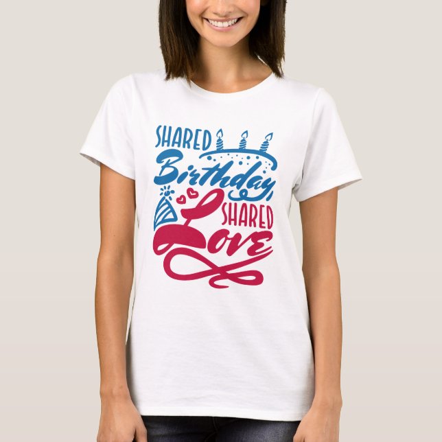 Delad födelsedag i Kärlek T Shirt (Framsida)